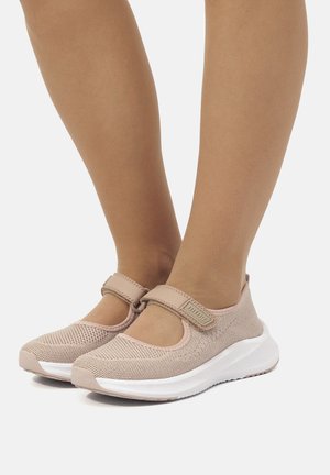 Zapatillas de malla en rosa claro con diseño de Mary Jane y correa de Velcro, que cuentan con una suela de goma blanca y una parte superior texturizada para transpirabilidad.