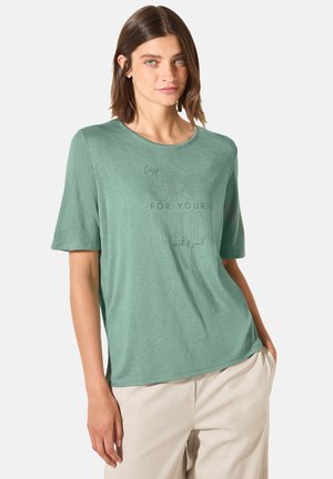 Camiseta de manga corta verde menta con cuello redondo. Presenta un diseño de texto impreso en colores contrastantes en la parte delantera. Tejido suave.
