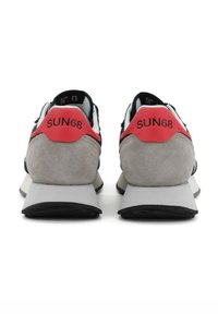 Zapatillas deportivas con parte superior de ante gris y malla azul marino, tira en el talón rosa y suela de goma negra. Presenta el logo "SUN68" en el talón.