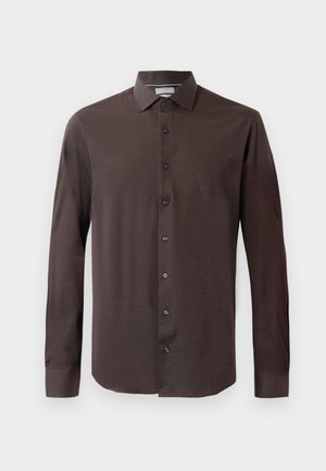 Langsleeve bruin shirt van gladde stof met een puntige kraag, knoopsluiting aan de voorkant en zwarte knopen.