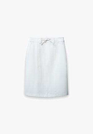Jupe blanche à coupe droite, réalisée dans un tissu lisse, avec une taille à cordon de serrage et des détails discrets de coutures. Aucun motif visible.