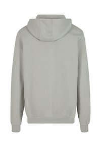 Sudadera gris claro con bolsillos tipo canguro, capucha ajustable con cordón y puños y dobladillo acanalados. Textura de tejido suave y lisa.