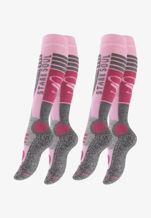 Calze al ginocchio rosa e grigie con la scritta "STARK SOUL", dettagli a pois e una suola testurizzata. Motivo a righe vicino alla parte superiore.