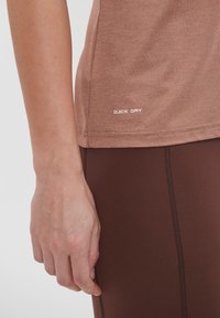 Endurance MAJE - Tekninen t-paita - beaver fur