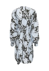 Srajčna obleka v svetlo modri barvi s črnim vzorcem tie-dye, z dolgimi napihnjenimi rokavi, elastičnim pasom in sproščenim silhuetom.