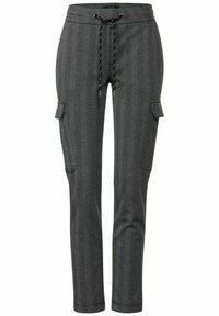 Pantaloni cargo a motivi a spina di pesce bianco e nero con vita regolabile, tasche laterali e vestibilità affusolata. Realizzati in un tessuto texturizzato.