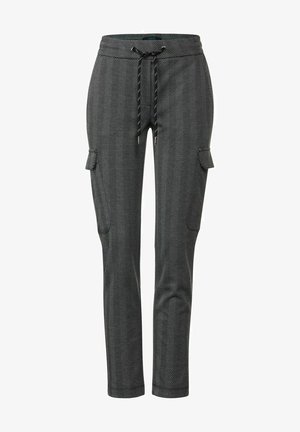 Pantalons cargo à motif chevrons noir et blanc avec taille à cordon, poches latérales et coupe fuselée. Fabriqués en tissu texturé.