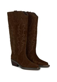 Botas de vaquero de ante marrón con puntera puntiaguda, costuras decorativas en un patrón de hojas y un tacón bajo apilado.