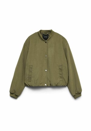 Veste bomber vert olive avec boutons-pression, poignets et col côtelés, et poches passepoilées à l'avant posée à plat sur fond blanc.