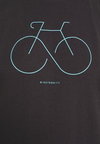 Dessin linéaire minimaliste d'un vélo turquoise au-dessus du mot « BIKETERNITY » sur un fond en tissu noir.