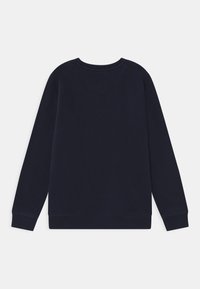 Granatowy sweatshirt, długie rękawy, ściągacze przy mankietach i u dołu, miękka tekstura, okrągły dekolt, minimalistyczny design, brak widocznych logo lub wzorów.
