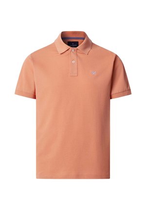 Polo pour hommes de couleur saumon avec manches courtes, deux boutons et un petit logo brodé sur le côté gauche de la poitrine.