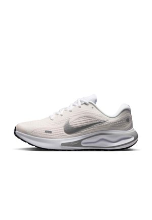 Witte en grijze Nike hardloopschoen met mesh bovenwerk, zichtbare luchtdempingszool en zwarte zool op een witte achtergrond.