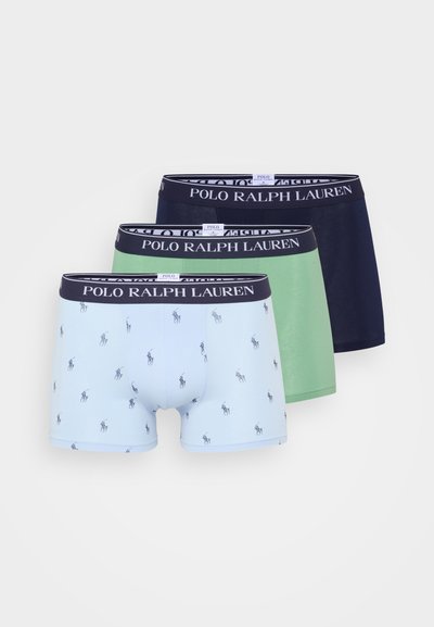 Tris vyriškų bokserių porų: šviesiai mėlyni su raštu, žali ir tamsiai mėlyni. Visi turi tamsų juostą su užrašu "POLO RALPH LAUREN." Minkšta medžiaga.