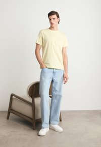GANT TONAL SHIELD - T-shirts med print - yellow shine