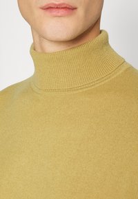 pure cashmere MEN TURTLE NECK SWEATER - Camisola - golden leaf