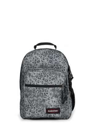 Sac à dos gris à imprimé léopard avec une poche avant zippée, une poignée noire, une poche latérale en mesh et un patch logo Eastpak sur la poche avant.