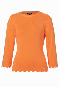Pull en tricot orange à côtes avec des manches trois-quarts, un ourlet festonné et un petit logo métallique près du bas à gauche.