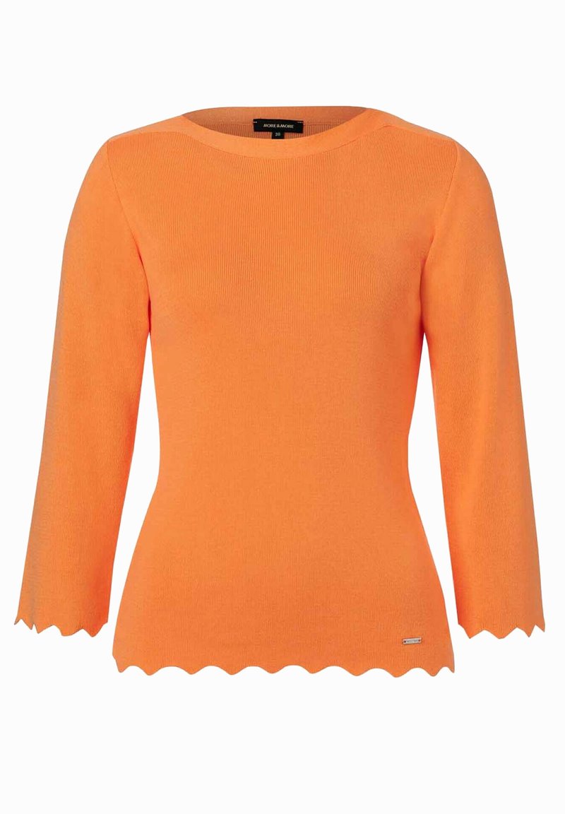 Pull en tricot orange à côtes avec des manches trois-quarts, un ourlet festonné et un petit logo métallique près du bas à gauche.