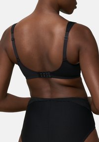 Conjunto de lencería negra que incluye un sujetador liso con tirantes ajustables y cierre de gancho, combinado con una parte inferior de cintura alta con detalles de encaje.