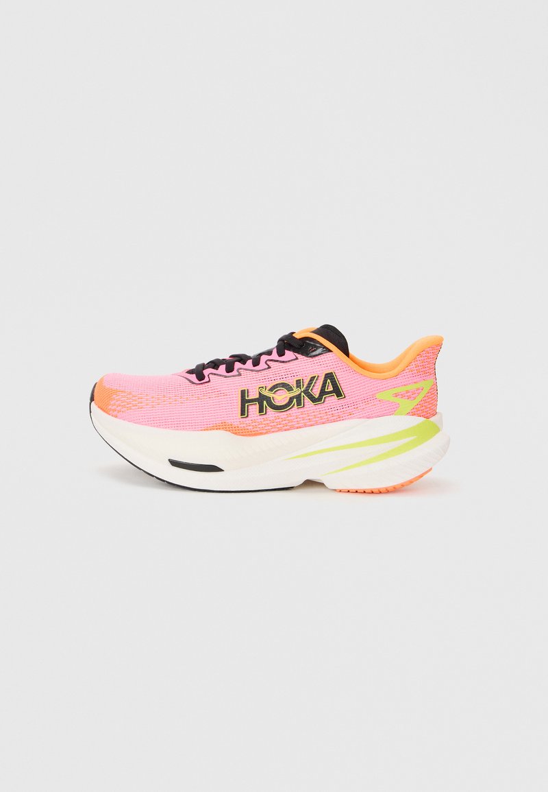 Baskets de course roses avec tige en mesh, lacets noirs et logo "HOKA" bien en évidence. Présentent une semelle blanche rembourrée avec des accents orange et vert.