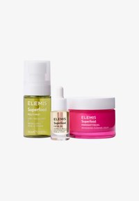 Tre ELEMIS Superfood hudvårdsprodukter: en grön multi-mist spray, en klar ansiktsolja i en pipettflaska och en rosa närande kräm.