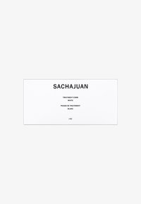 SACHAJUAN behandlingskam i hvit. Rektangulær pakke med svart tekst som angir produktnavn og beskrivelse, minimalistisk design. 1 stk.