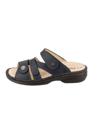 Marineblauwe leren sandaal met open teen, drie verstelbare klittenbandsluitingen en een gevoerd beige voetbed op een zwarte zool.