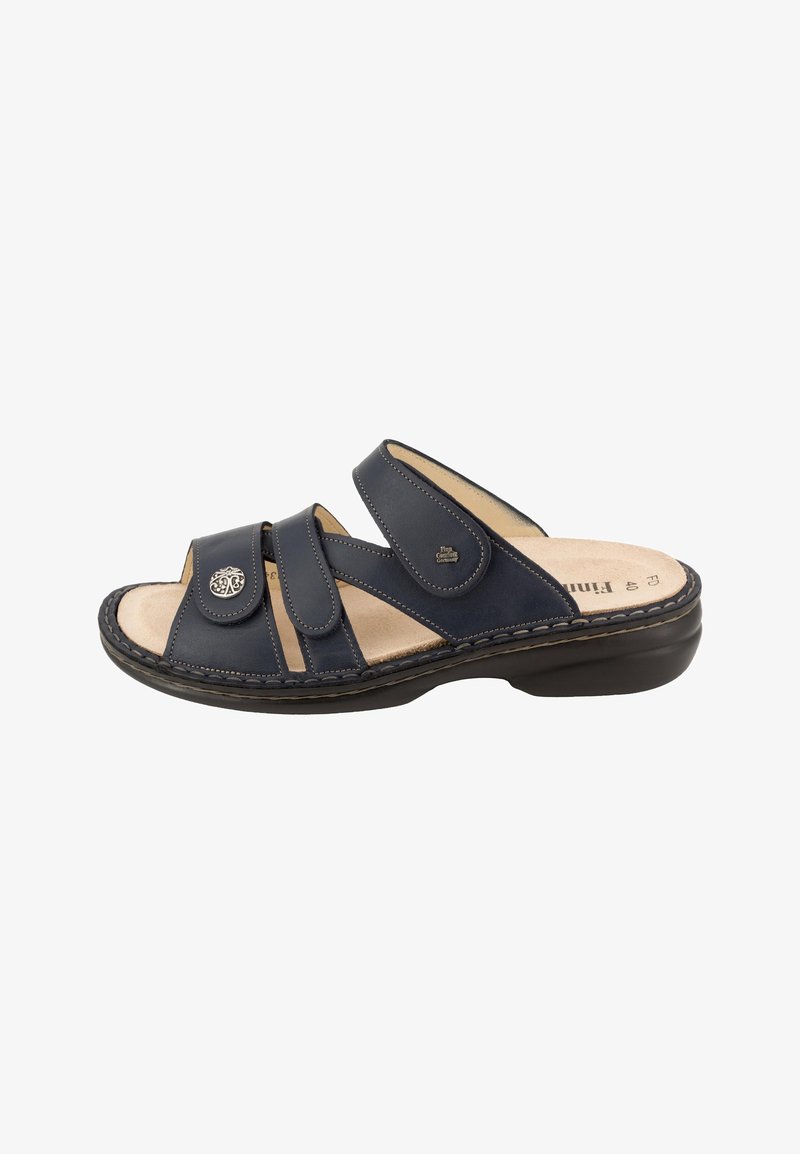 Sandale en cuir bleu marine à bout ouvert avec trois brides Velcro réglables et une semelle intérieure beige rembourrée sur une semelle noire.