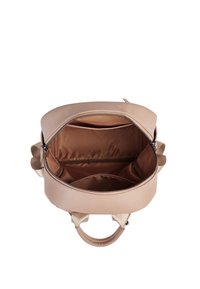 Beżowy plecak ze skóry o fakturowanej powierzchni, z górnym uchwytem i otwartym zamkiem błyskawicznym, ukazującym wnętrze z wieloma przegródkami i podszewką materiałową.