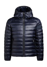 Mornarica jakna puffer s kapuljačom, kockastog dizajna, sjajnog izgleda, s prednjim zatvaračem i bočnim džepovima. Ima logotip na lijevoj rukavu.