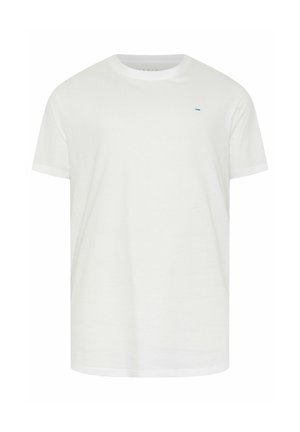 Hvid T-shirt med korte ærmer og et lille blåt logo på venstre bryst, vist på hvid baggrund. Ingen personer eller andre genstande til stede.
