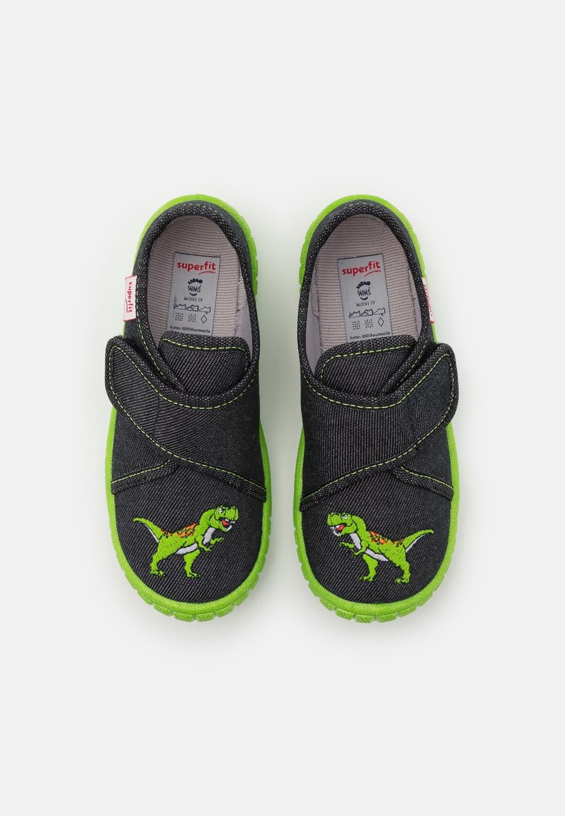 Chaussures pour enfants noires et vertes avec broderie de dinosaure verte et bandes velcro réglables sur fond blanc.