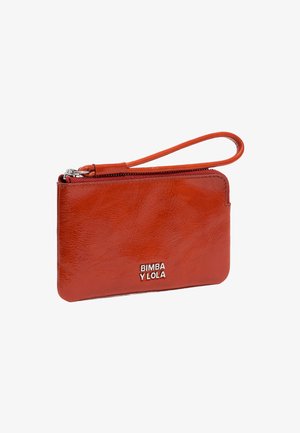 Czerwony portfel z faux skóry z zamknięciem na zamek błyskawiczny i paskiem na nadgarstek. Posiada logo w srebrnym napisie z przodu. Gładka tekstura, prostokątny kształt.