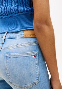 Tommy Jeans NORA FADED - Oprijete (skinny) kavbojke - denim light