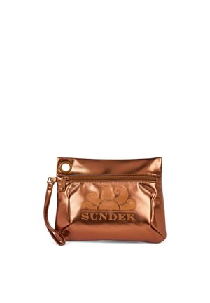 Clutch da polso in metallo bronzo con cerniera, grande occhiello e logo "SUNDEK" con disegno di sole e onda sulla parte anteriore.