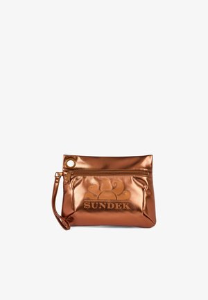 Clutch da polso in metallo bronzo con cerniera, grande occhiello e logo "SUNDEK" con disegno di sole e onda sulla parte anteriore.
