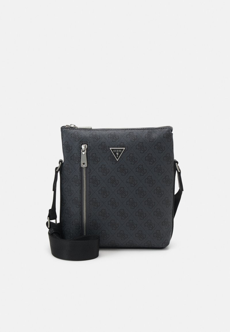 Borsa a tracolla nera con chiusura a zip, materiale sintetico, motivo in rilievo, hardware argentato, logo a triangolo e tracolla regolabile.
