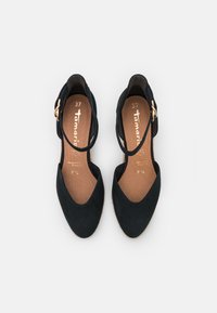 Pár černých semišových dámských bot s uzavřenou špičkou a kotníkovými pásky, velikost 37, vystavených shora na bílém pozadí.