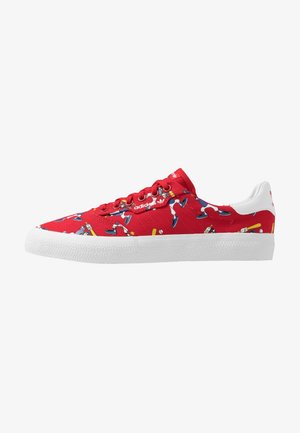 Rote Segeltuch-Sneaker mit Cartoon-Baseballspielern, weißer Gummisohle und runden Schnürsenkeln. Aufwendiges Design mit bunten Akzenten.