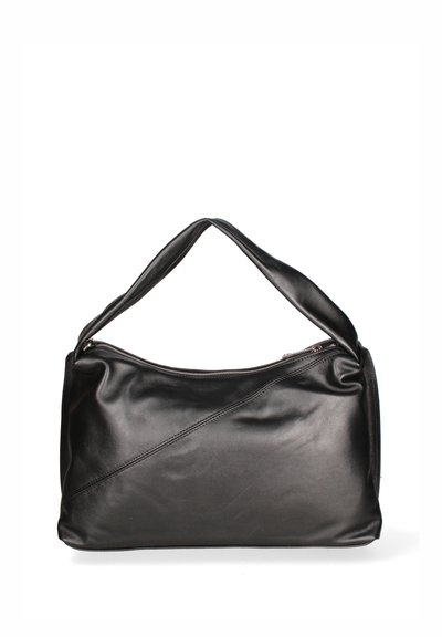 Borsa a tracolla in pelle nera con una tracolla curva, chiusura zip e dettagli a cucitura diagonale sul davanti. Texture liscia e forma strutturata.