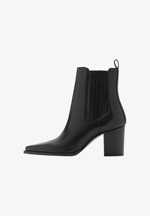 Bottine en cuir noir avec bout pointu, talon bloc, languette de traction et panneaux latéraux élastiques pour faciliter l'enfilage.