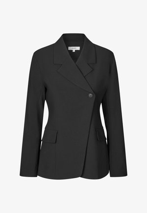 Črni ženski blazer z dolgimi rokavi, asimetričnim zapiranjem sprednjih gumbov, izrezanimi ovratniki in dvema žepoma z zavihki na pasu.
