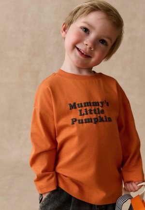 Next, REGULAR FIT - LONG SLEEVE BACK GRAPHIC T-SHIRT - Camiseta de manga larga - orange haloween mummy s little pumpkin slogan