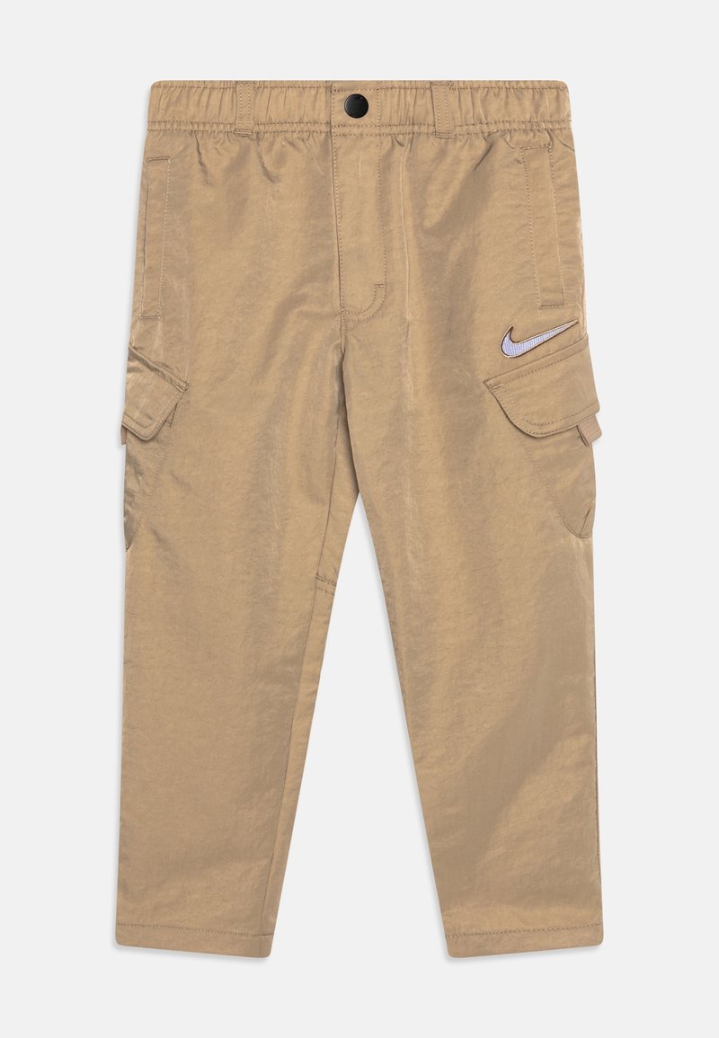 Beige cargo kalhoty vyrobené z lehkého materiálu, s elastickým pasem, bočními kapsami a diskrétním logem Nike.