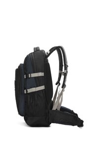 Zaino nero e blu con tessuto a rete, spallacci imbottiti regolabili, numerosi taschini con zip e cinghie grigie a contrasto, progettato per la funzionalità.
