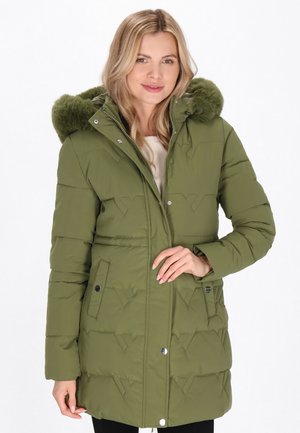 Giacca imbottita verde oliva con cappuccio foderato in pelliccia, chiusura con zip e bottoni a pressione, due tasche frontali e texture trapuntata.