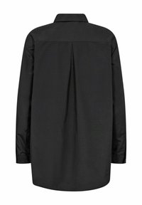 Czarna bluzka z długim rękawem, wykonana z gładkiego materiału, z klasycznym kołnierzykiem, plisą z tyłu i mankietami zapinanymi na guziki. Prosty design bez wzorów.