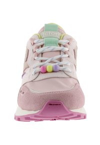 Rosa mocka och syntetiska sneakers med vit sula, flerfärgade pärlor på snörningen och en ljusgrön plös. Rund tå och texturerade detaljer.