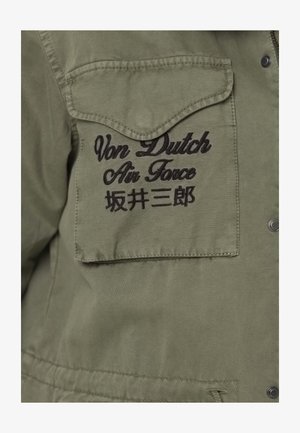 Poche de veste vert olive avec rabat, brodée de "Von Dutch Air Force" et de caractères japonais en fil noir.